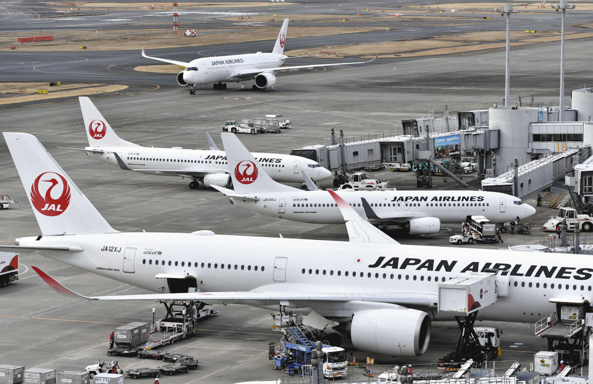 羽田空港の駐機場に並ぶ日本航空の機体