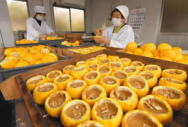 柚餅子作りが始まり、作業場にはみそを入れたユズが並んだ＝泰阜村で