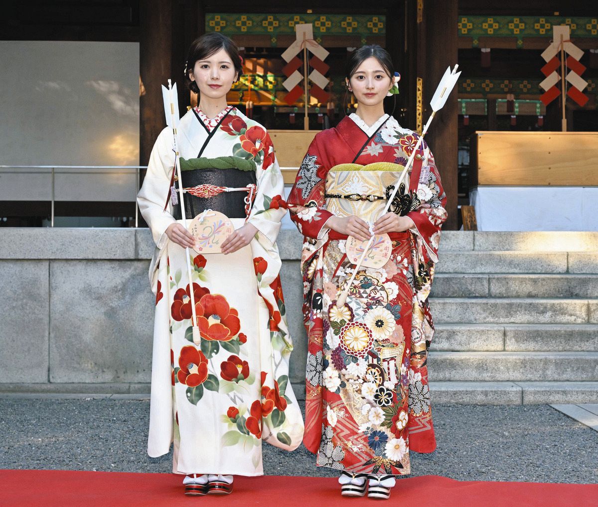 ◇乃木坂46・筒井あやめ＆井上和、ふりそで着て成人式【写真複数】：中