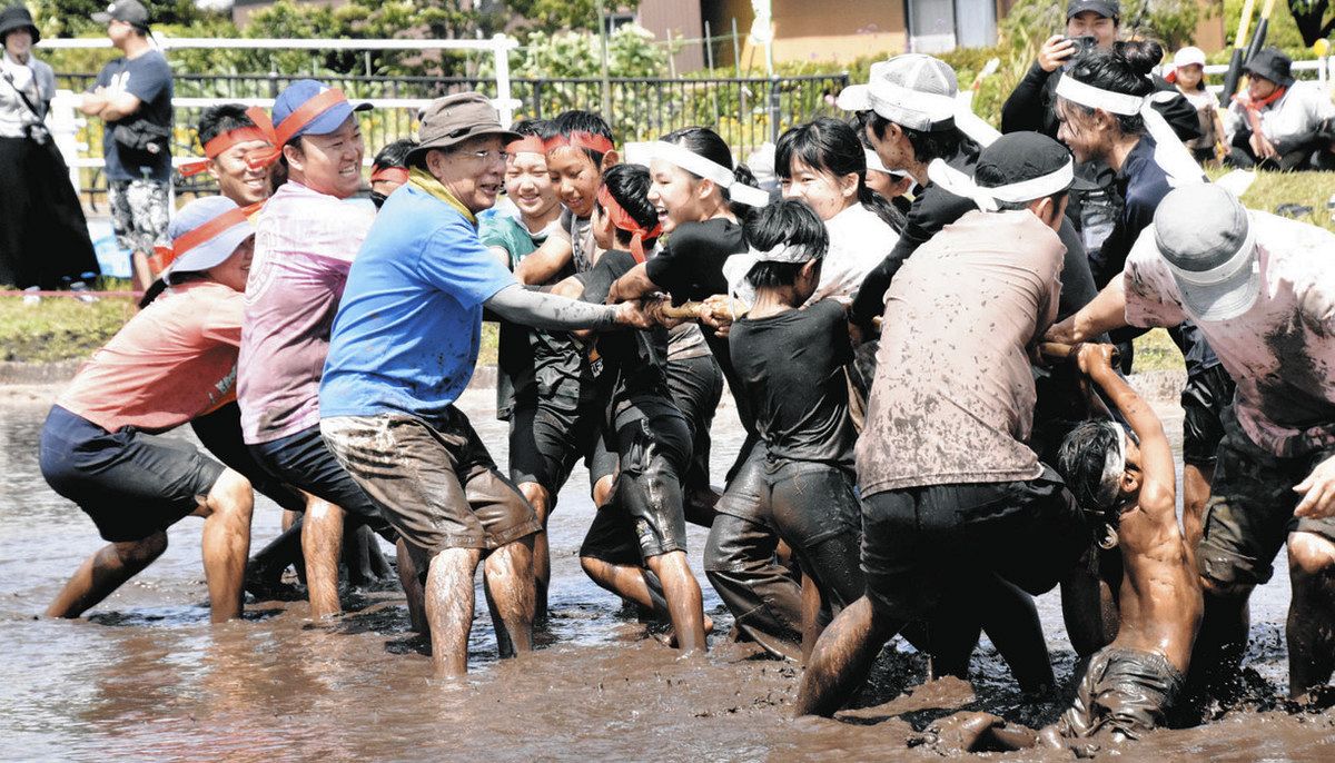 家族みんなで泥まみれ 新城の水田で運動会：中日新聞Web