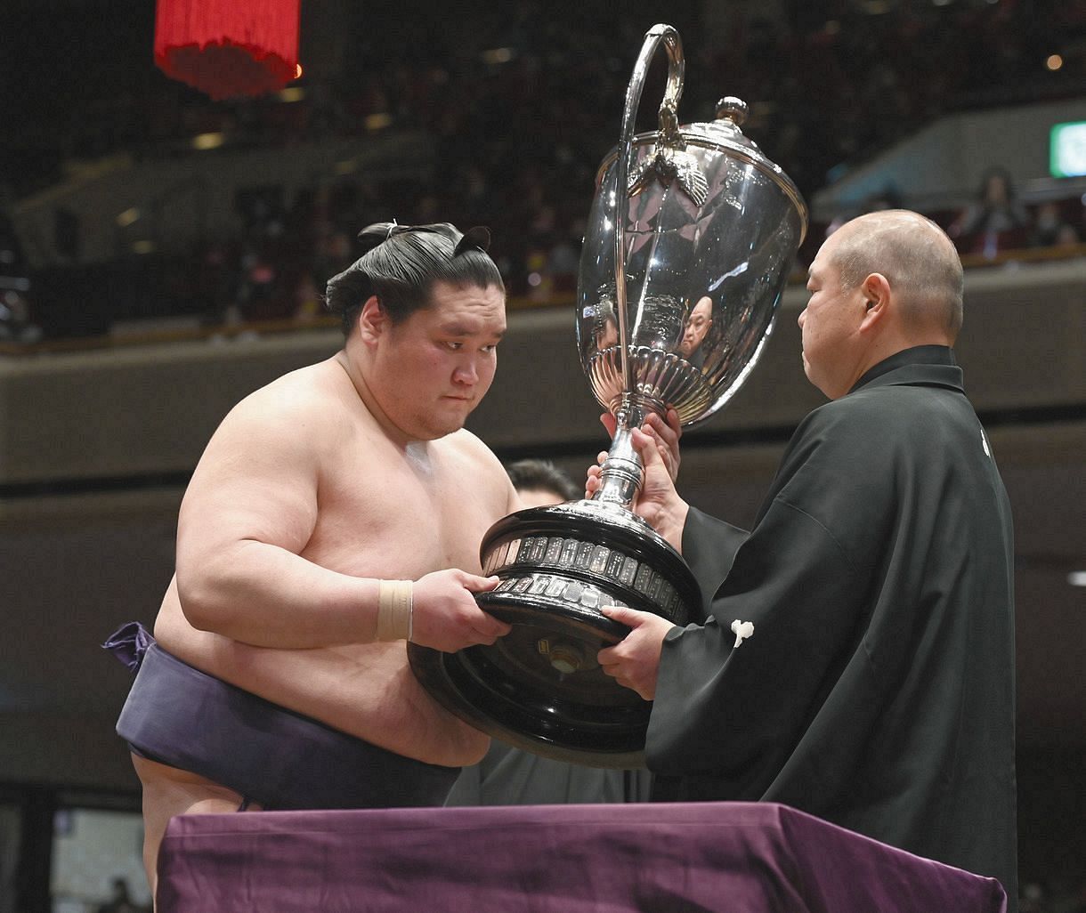 大相撲春場所で優勝し、日本相撲協会の八角理事長（右）から賜杯を受け取る照ノ富士