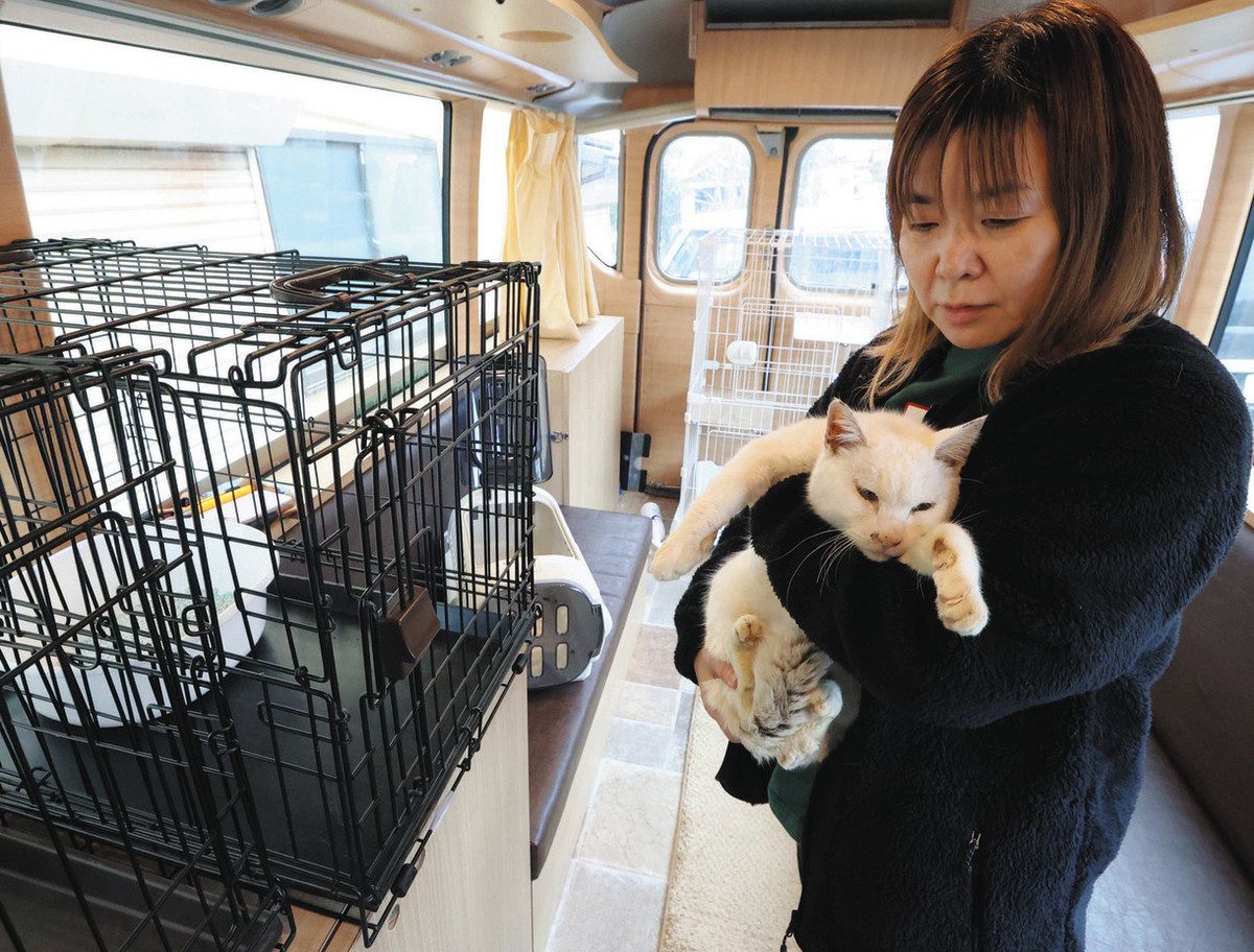 被災者の飼い猫などを保護する「ネコのバス」＝石川県珠洲市野々江町で 