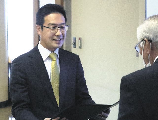 生き生きとした街づくりへ 守山市長選で無投票初当選、森中さんに証書：中日新聞Web