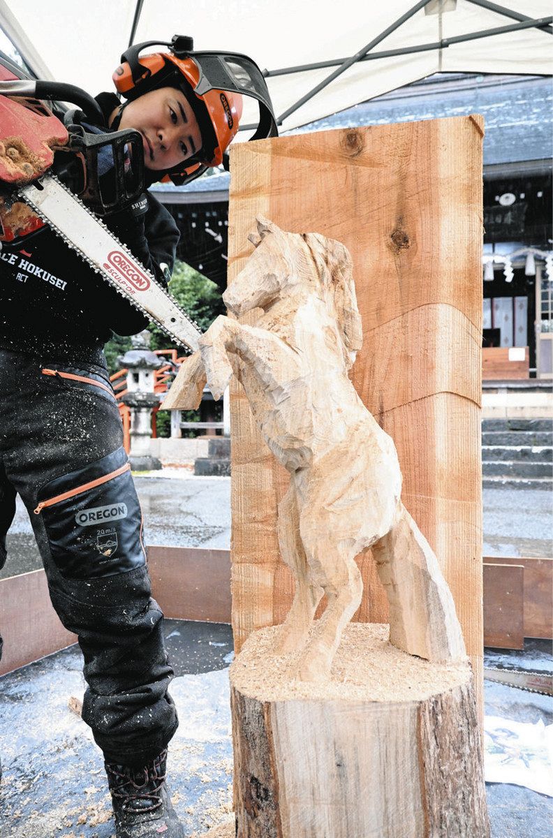 丸太から跳ね馬が誕生 春日神社で丹羽哲士さんがチェーンソーアート