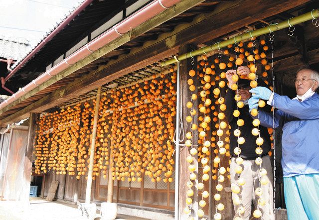 古民家に秋色カーテン 高森・大島山で柿すだれ：中日新聞Web