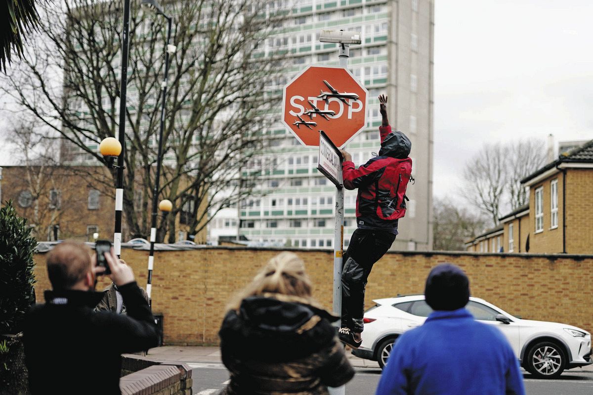Banksy バンクシー　米国高額落札品　道路標識 Amazon.co.jp: Banksy(バンクシー) ロードサイン Girl with