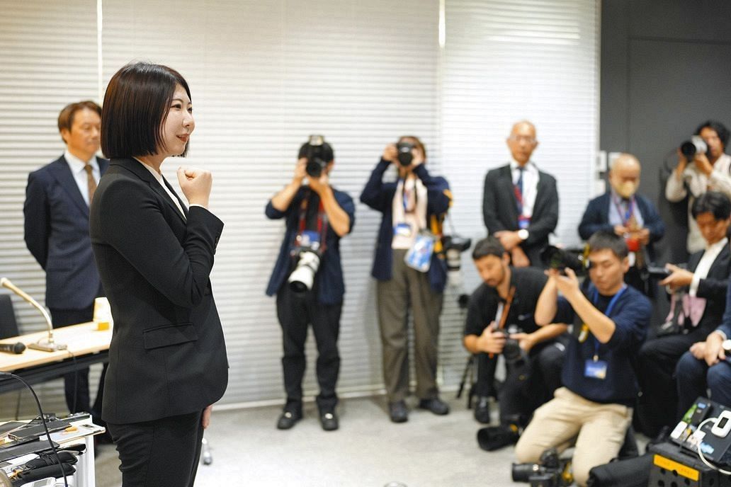 記者会見を終えて写真撮影に応じる西山朋佳女流四冠（左）＝26日、東京都渋谷区の将棋会館で