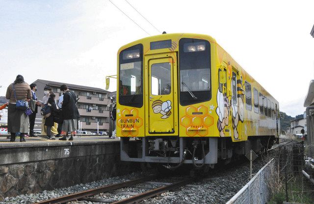 天浜線「ぶんぶん号」出発 長坂養蜂場をラッピング列車でPR：中日