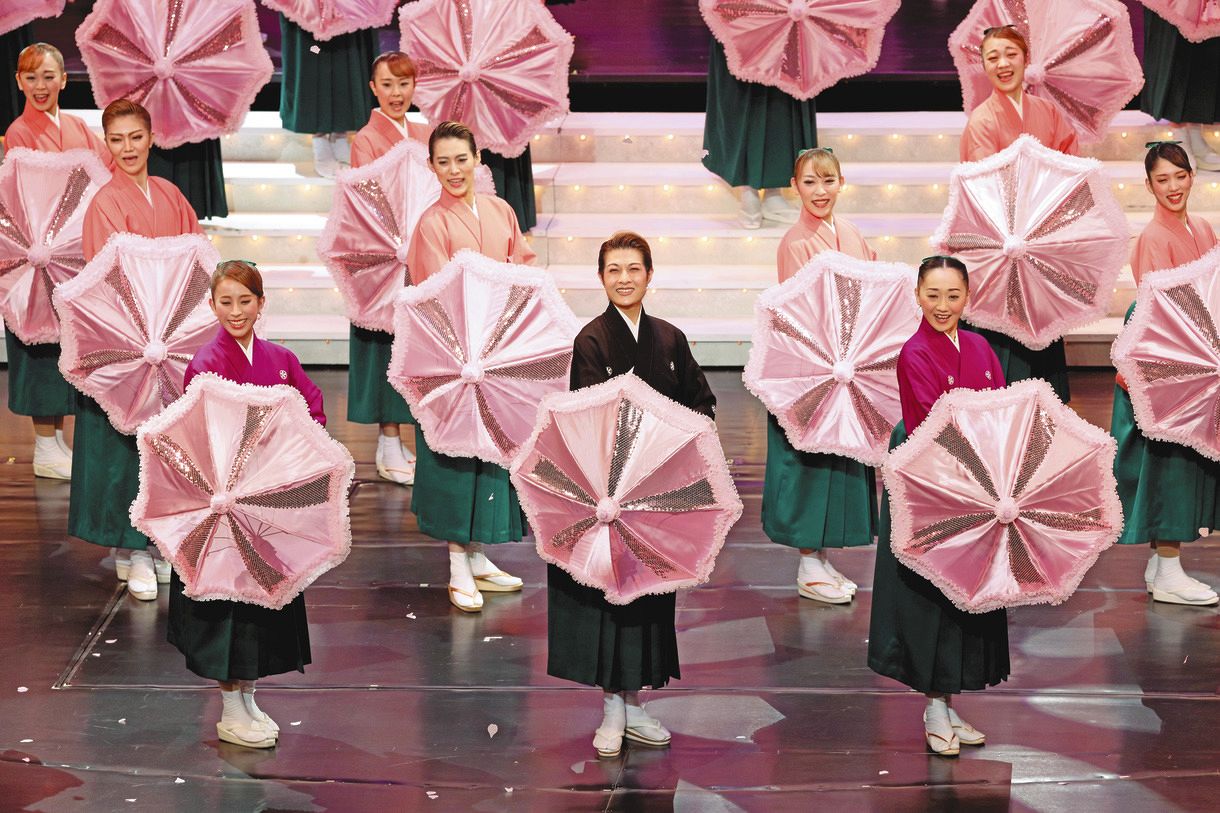 「桜咲く国」でパフォーマンスを披露する楊琳（前列中央）ら