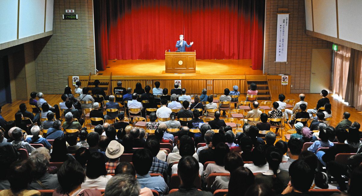 「未来を視る力～野球と私の人生～」のテーマで講演する工藤公康さん