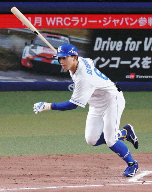 【メーカー直売】 タイムリーにスライディングキャッチ…岡林勇希が攻守に存在感 記念グッズ
