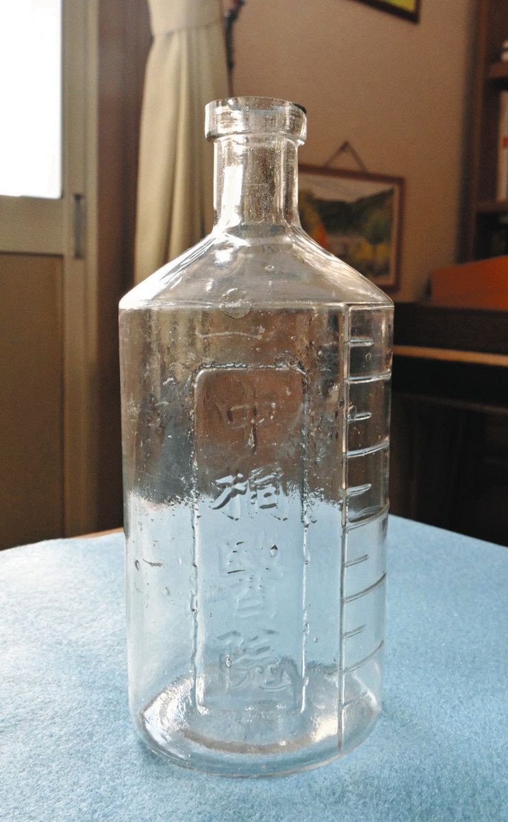 熊野古道・荷坂峠で見つけた薬瓶、大紀町の医院のもの 郷土史研究家の