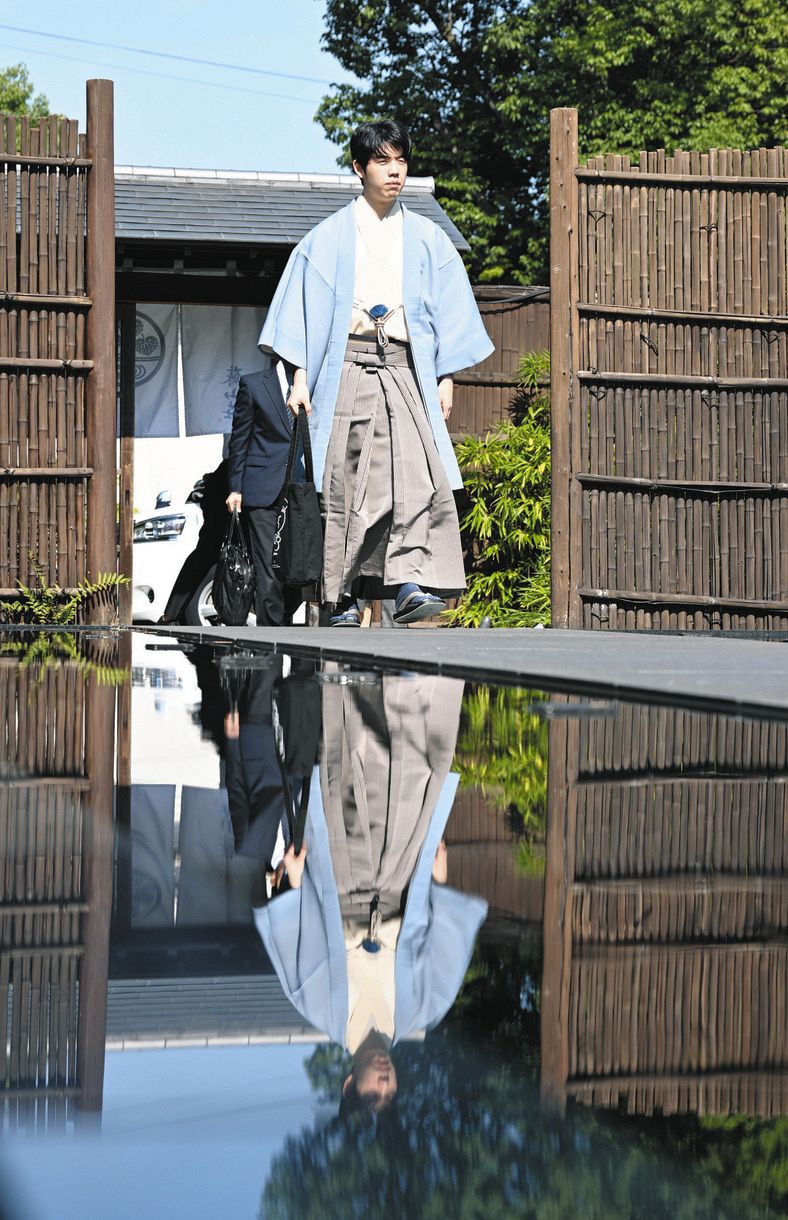 将棋の第65期王位戦7番勝負第1局の2日目、対局会場に到着した藤井聡太王位