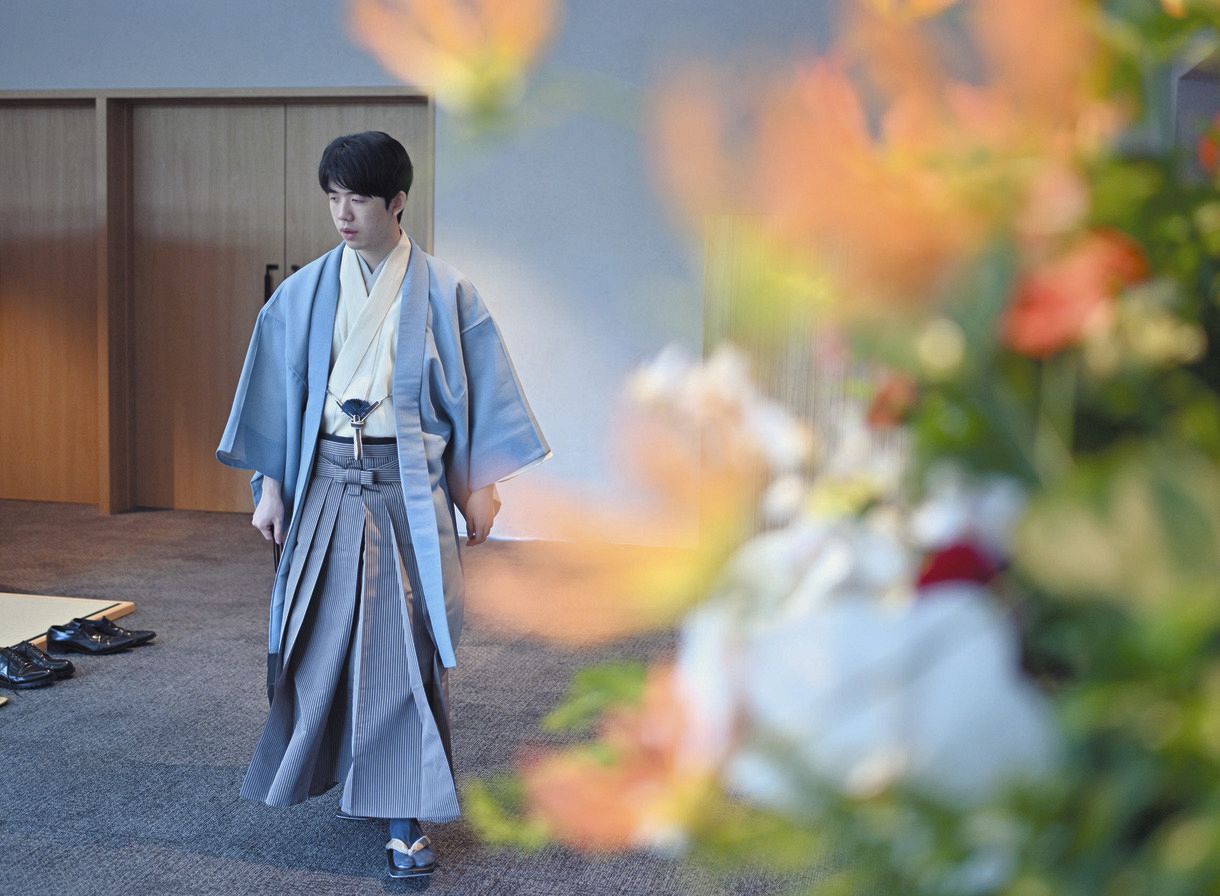 将棋の第65期王位戦7番勝負の第1局2日目、対局室に入る藤井聡太王位