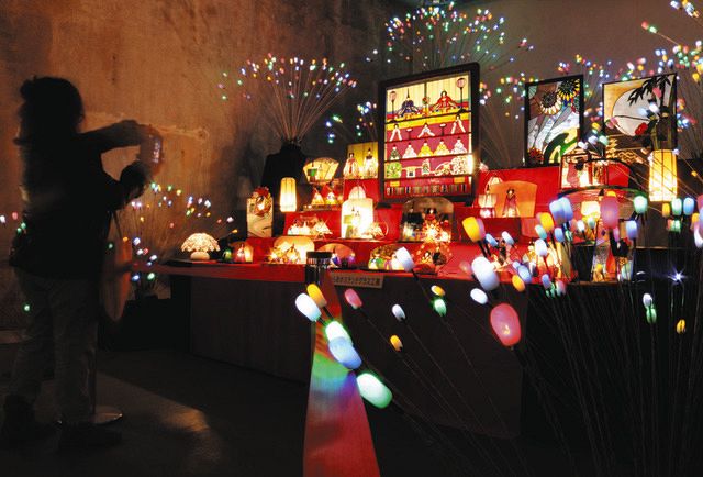 雛人形 節句 ひな壇 ガラス張り ガラスのひな人形で幻想ムード 半田