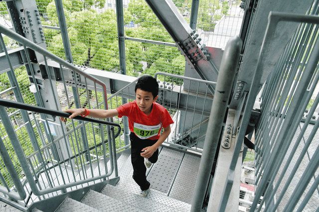 タワー内の非常階段を上る参加者＝栄の中部電力ミライタワーで（ＭＥＥＴＩＮＧ提供）
