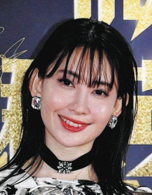 小嶋陽菜がバラの花束抱え35歳誕生日報告「もう35歳ですか！！」「こじ