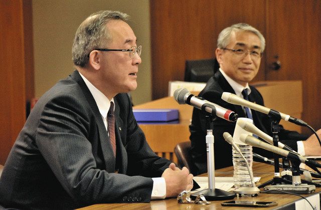 経営統合し、記者会見する八十二銀の松下頭取（左）と長野銀の西沢頭取＝長野市の八十二銀行本店で 