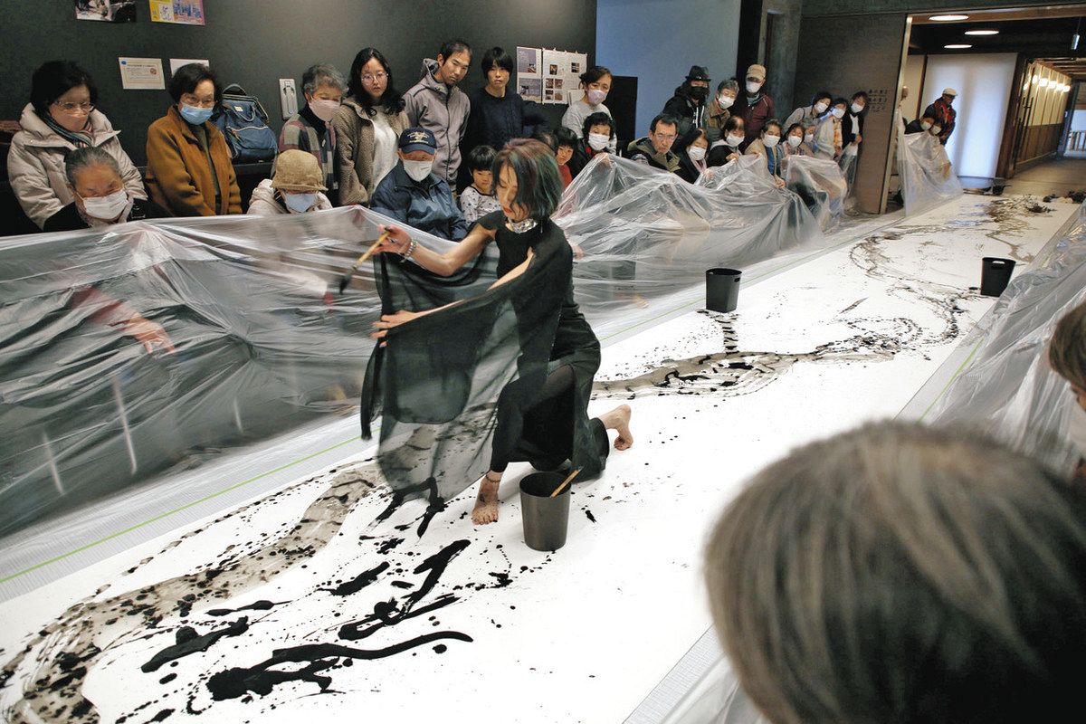 復興の願い筆に 16メートル龍神 書家七沢さん 故郷朝日で：北陸中日新聞Web