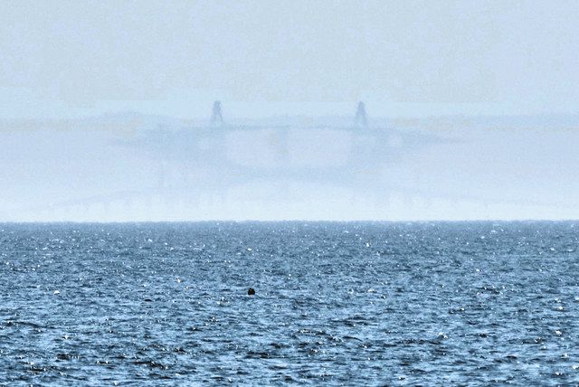 蜃気楼 連日の幻想ショー 「新湊大橋が輪っかに」「仏像現る？」：北陸