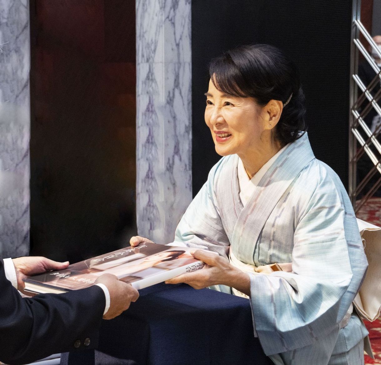 吉永小百合、30年ぶりサイン本お渡し会に定員6倍のファン応募