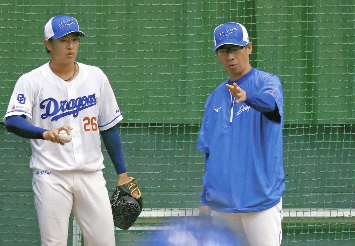 ブルペンで、仲地（左）と話す山井投手コーチ