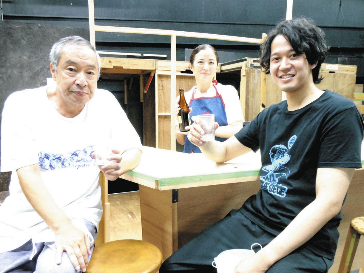 居酒屋のセットで稽古を重ねる（左から）加藤佳男、安藤みどり、山田定世 
