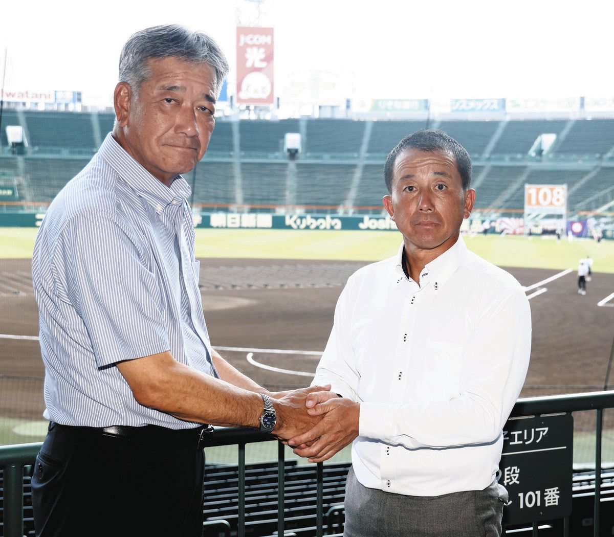 握手を交わす中京・今村監督（右）と霞ケ浦・高橋監督＝甲子園球場で