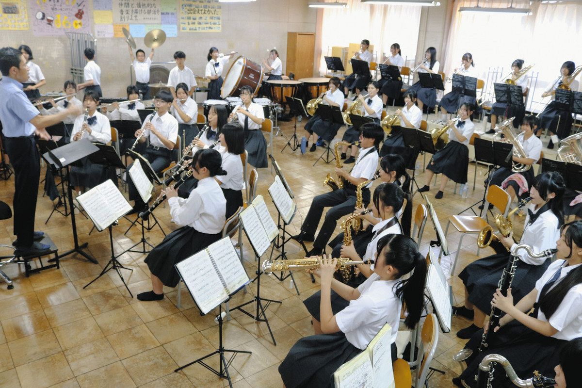 二つの全国大会に向け、練習に励む吹奏楽部員ら＝尾張旭市の東中で

