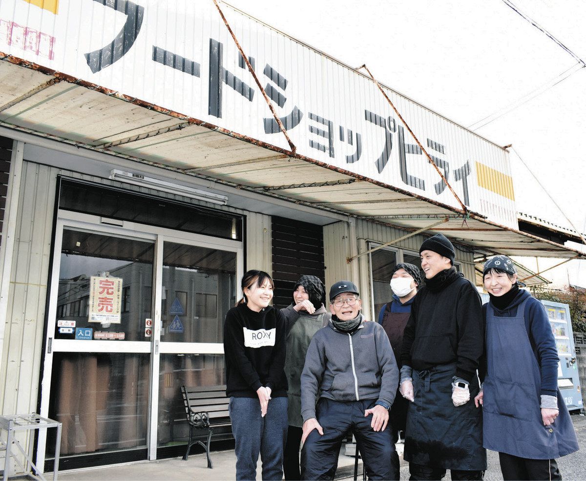 店の前で談笑する（右から）佐栄子さん、良平さん、豊田さん、外澄さん、みかさん、彩乃さん＝津市久居東鷹跡町のフードショップヒライで