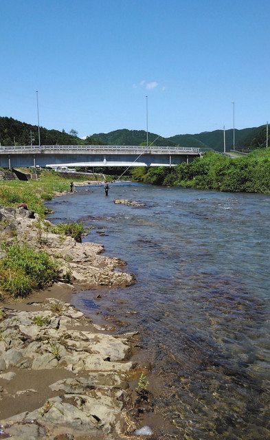 アユ初戦は午前１１匹 津保川漁協 中日スポーツ 東京中日スポーツ