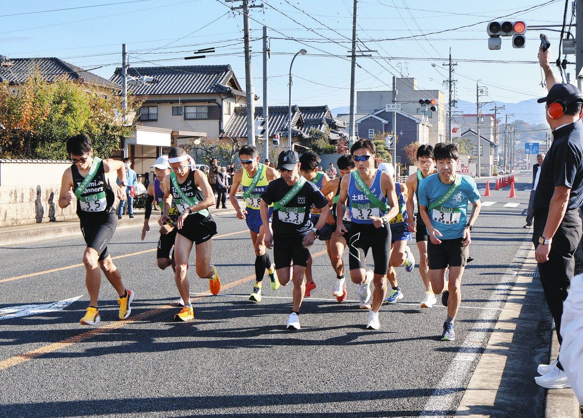 一斉にスタートする一般B・高校男子の部の選手たち＝恵那市長島町で
