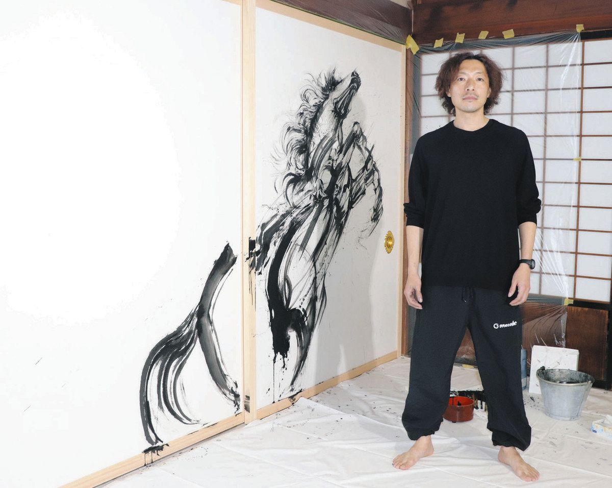 暖簾『鳥獣戯画 弓 腕比べ』水墨画家による肉筆 一点物 新鳥獣戯画」乙巻を写実的に 墨絵師・西元さんが豊川稲荷で制作開始