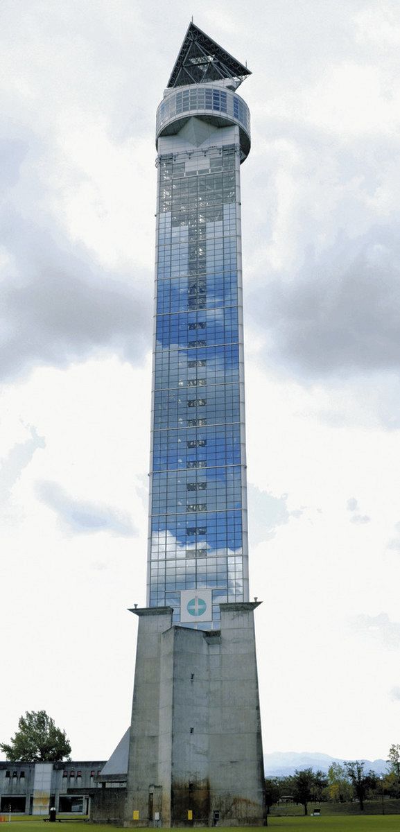 貴重　ランプの塔 オランダの森に建つ、人とコウモリのための木造タワー〈アインデル
