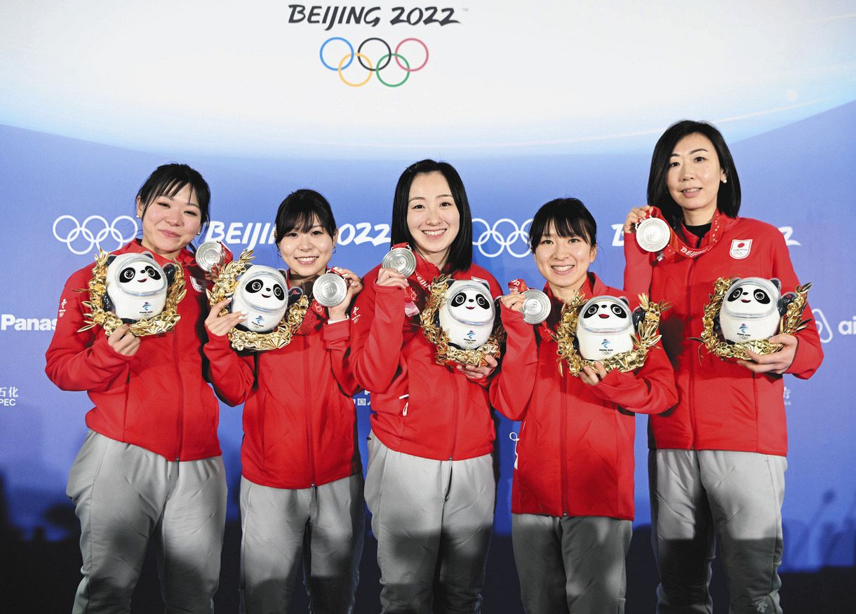 カーリング女子で銀メダルを獲得し、笑顔の（左から）吉田知、吉田夕、藤沢、鈴木、石崎