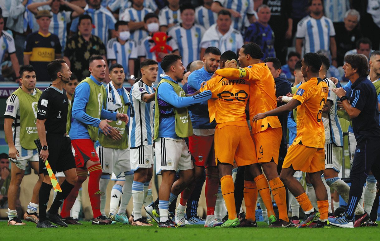 イエローカード17枚！試合をコントロールできないスペイン人審判に