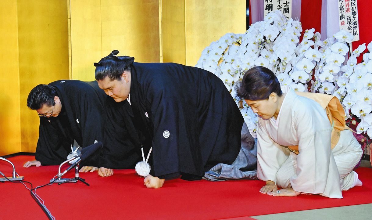 伝達式で口上を述べる、第73代横綱となった照ノ富士（中）、左は伊勢ケ浜親方、右は淳子夫人（代表撮影）