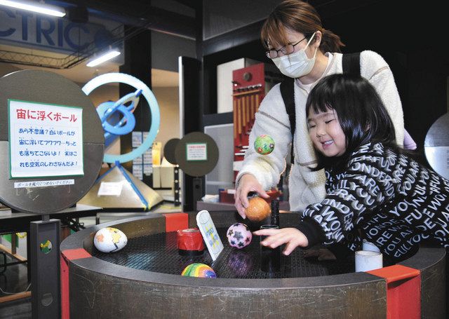 年代物ながら子どもに人気の展示＝中津川市駒場の市子ども科学館で