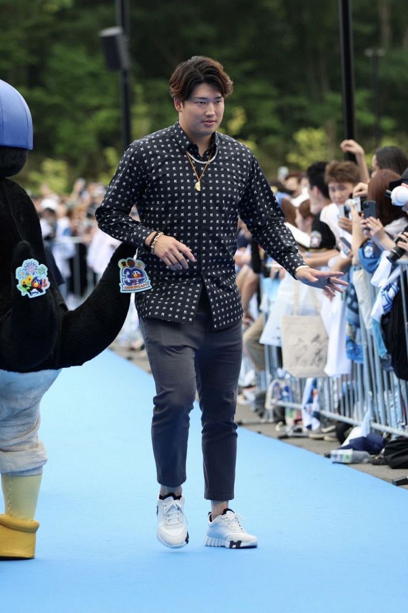 ヤクルト・村上宗隆、JRタワーで買った金のネックレスをつけてブルー