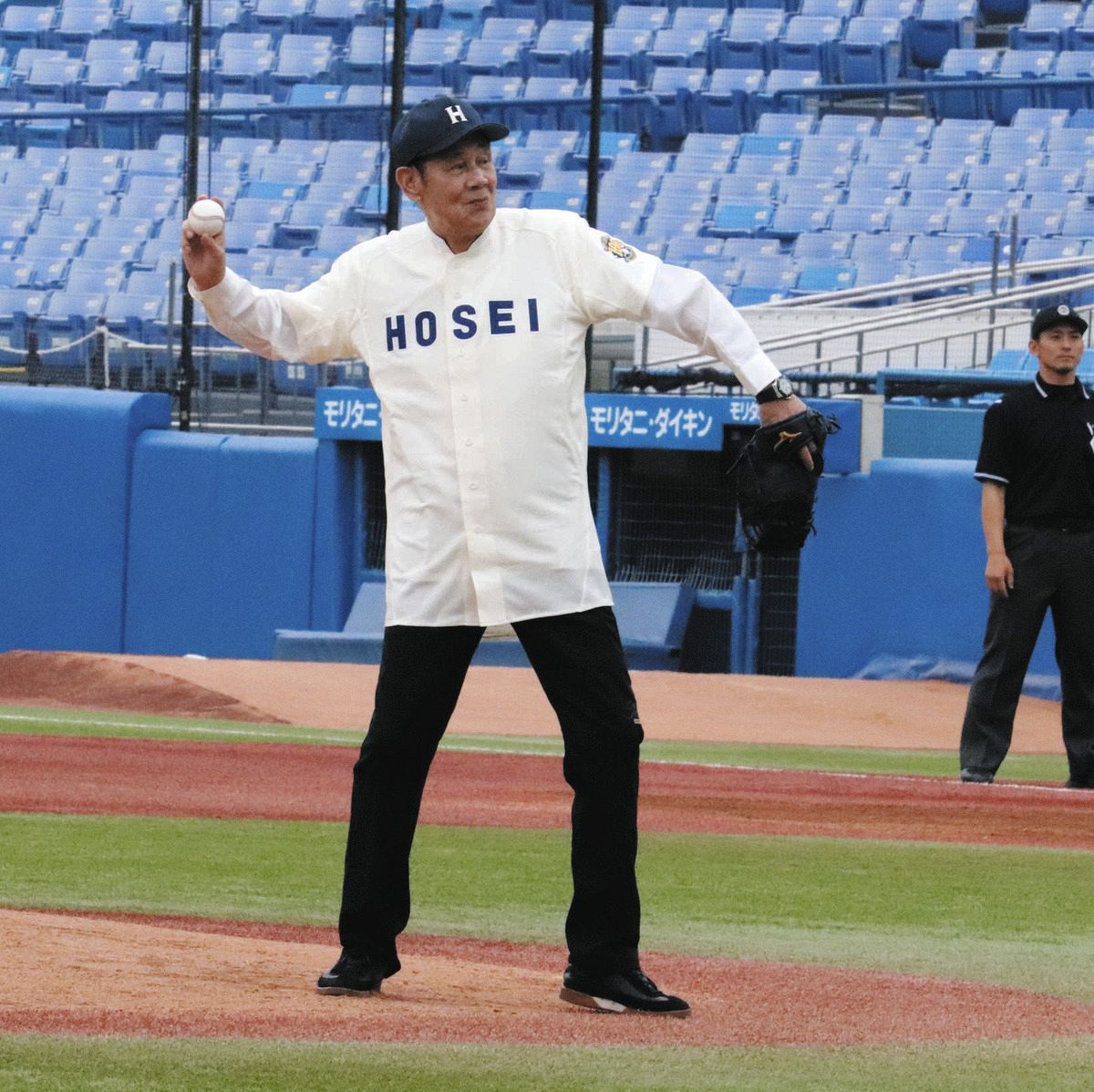法大OB・田淵幸一さん、レジェンド始球式で登板 「18・44メートルが 