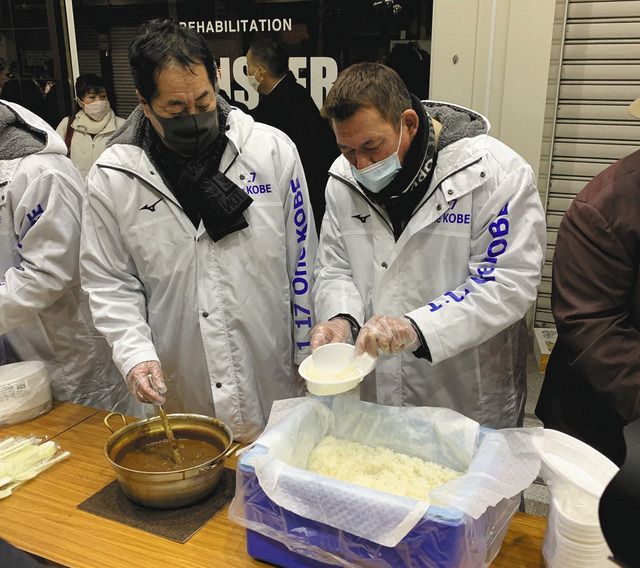 震災関連イベントで炊き出しのボランティアをする阪神ＯＢの中西清起さん（左）、右は阪神ＯＢの仲田幸司さん