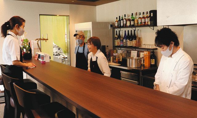 店内でメニューを話し合う（左から）亜由子さん、敏和さん、美奈子さん、良平さん＝垂井町東神田の「彩菜食坊ＣＩＥＬ」で