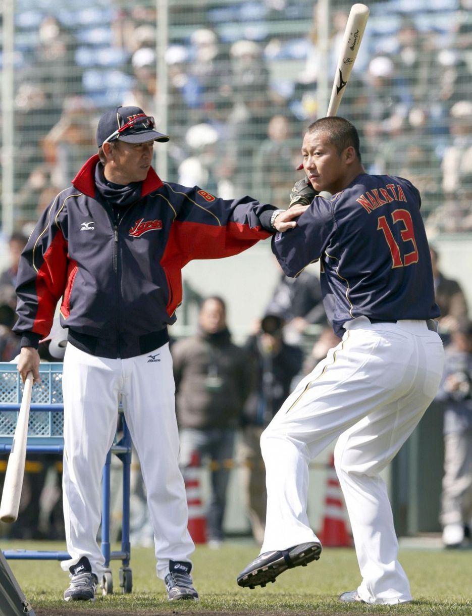 ◇2013年WBC合宿、立浪コーチから指導を受ける中田翔【写真】：中日スポーツ・東京中日スポーツ