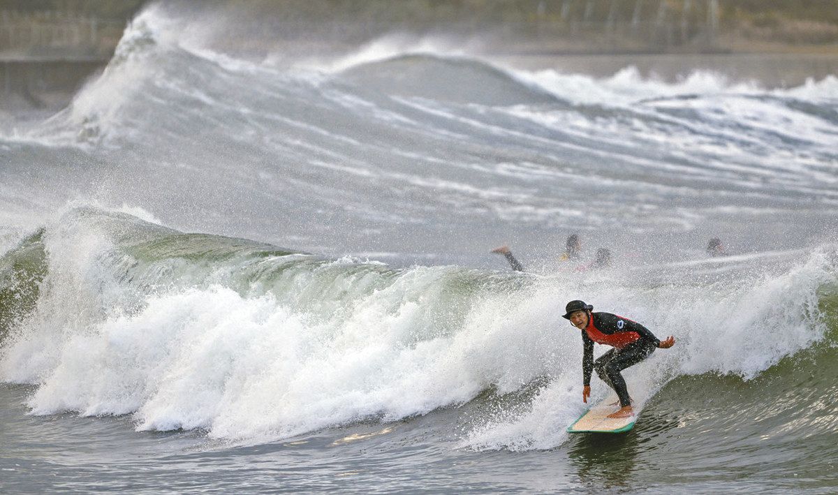 荒れる日本海 果敢に波乗り 三国でサーフィン大会：日刊県民福井Web