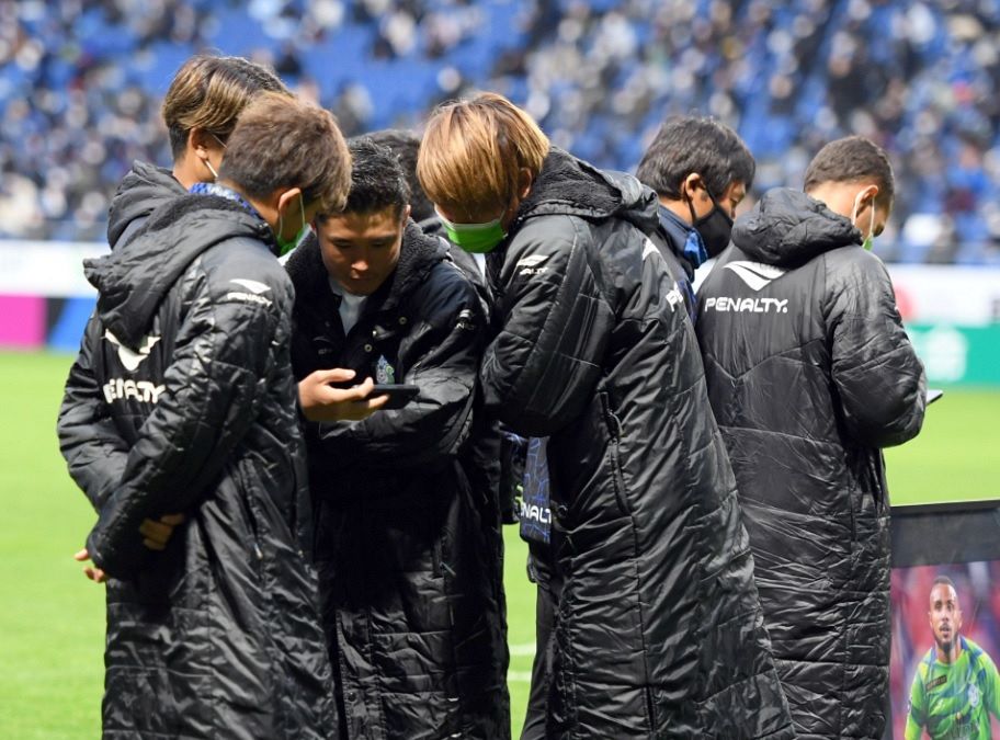湘南イレブンは徳島の試合結果をスマートフォンで確認する
