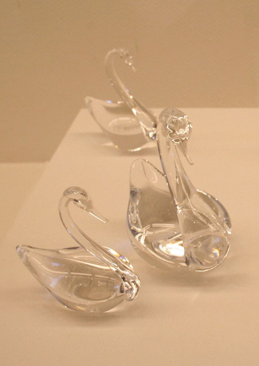 リンゴも白鳥もキラキラ輝く 「あづみ野ガラス工房」が多彩な作品展示