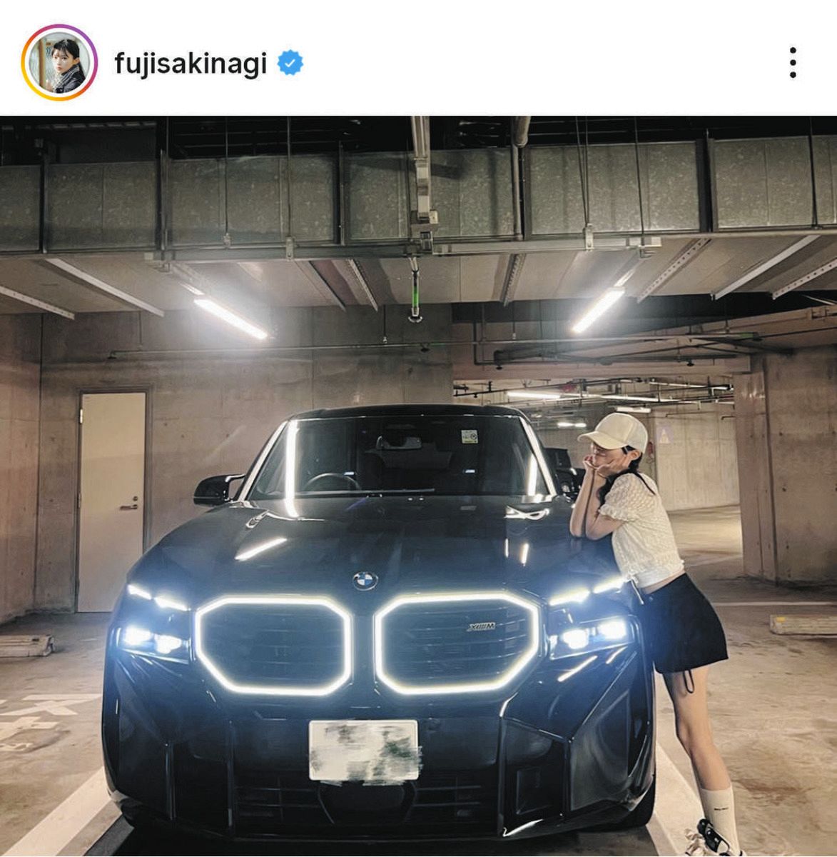 ◇藤咲凪、念願の高級車と”ツーショット”【写真】：中日スポーツ・東京