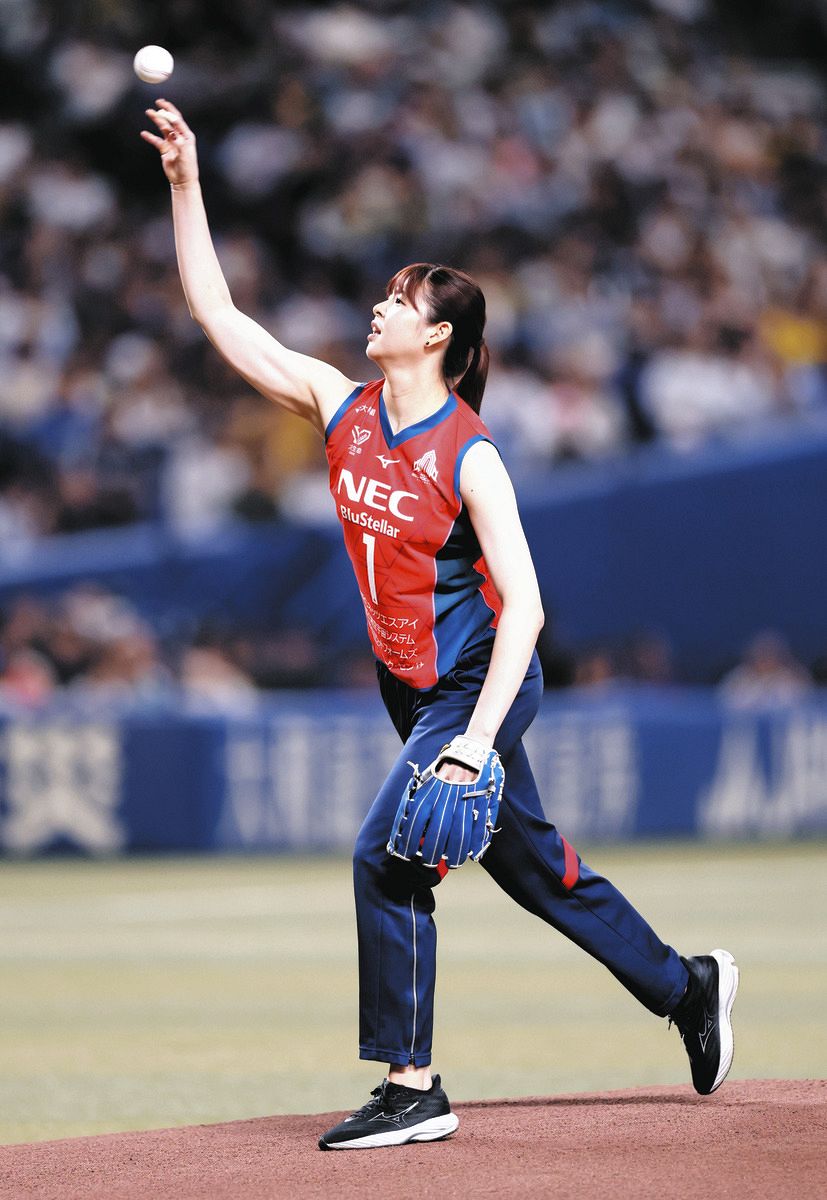 バレーボール女子日本代表・山田二千華、中日戦で始球式 184センチ