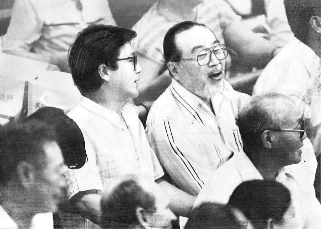 相撲観戦を楽しむ竹脇無我さん（左）と森繁久弥さん＝1983年7月15日