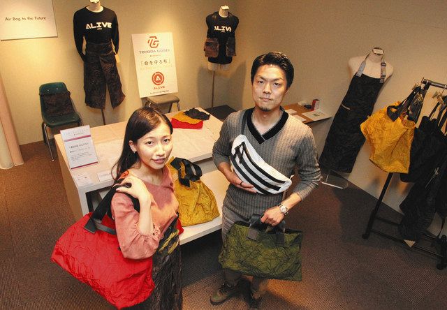 エアバッグやシートベルトの端材を使ったキャンプ用のエプロンやバッグなど＝名古屋・名駅のジェイアール名古屋高島屋で 